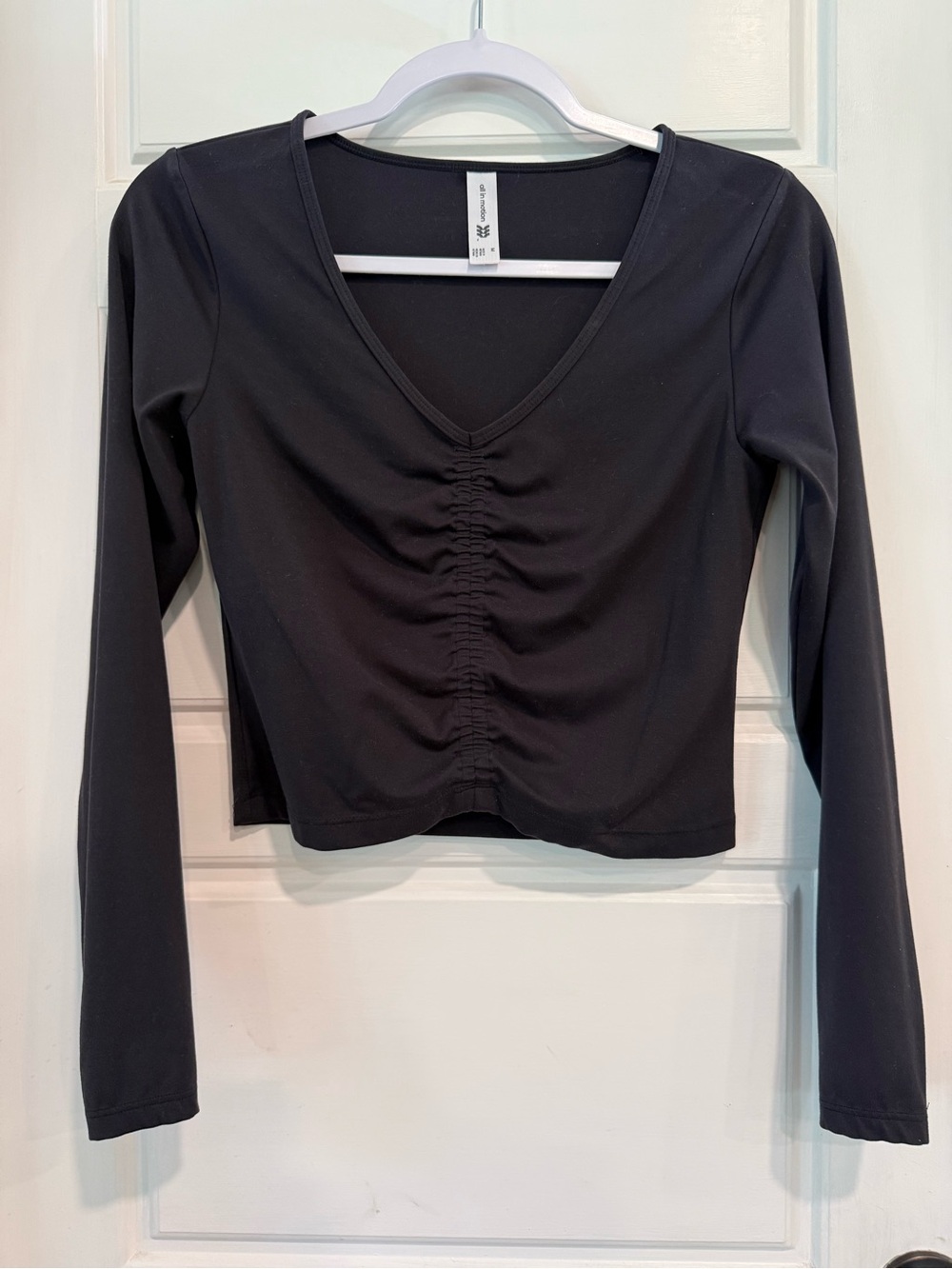 All in Motion M Black Ruched V Neck Long Sleeve Athletic Workout Top
